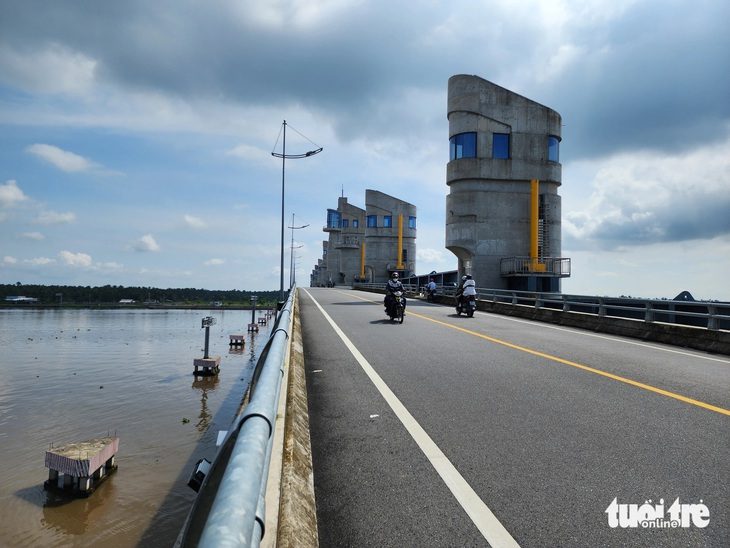 18 cống hạn mặn không hoạt động được vì chưa có điện- Ảnh 1. Việc đưa vào vận hành cống Cái Bé, Cái Lớn là điều kiện quan trọng giúp tỉnh Kiên Giang chống hạn, mặn - Ảnh: BỬU ĐẤU