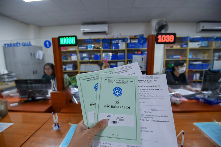 Người lao động làm hồ sơ bảo hiểm xã hội tại Bảo hiểm xã hội quận Ba Đình, Hà Nội - Ảnh: NAM TRẦN Người lao động làm hồ sơ bảo hiểm xã hội tại Bảo hiểm xã hội quận Ba Đình, Hà Nội - Ảnh: NAM TRẦN